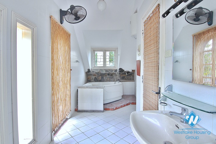 Lake view house for rent in Quang An street, Tay Ho district